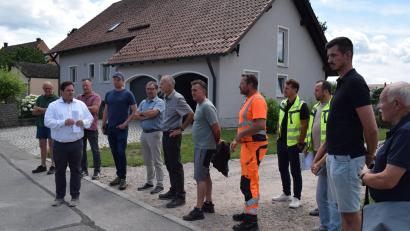 Bild: Richard Braun
Der Grundstücks-, Bau- und Umweltausschuss nimmt unter der Leitung von Bürgermeister Florian Reger die Parksituation in der Fischergasse in Augenschein.