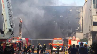 Bild: Zheng Liang/Xinhua/AP/dpa
Bei dem Feuer soll es eine erhebliche Zahl an Opfern gegeben haben.