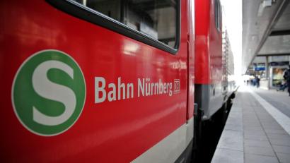 Bild: Daniel Karmann/dpa
Wegen des Feuerwehreinsatzes konnten auf der stark frequentierten Strecke zwischen Nürnberg und Bamberg etwa 45 Minuten lang keine Personen- und Güterzüge fahren. (Archivbild)
