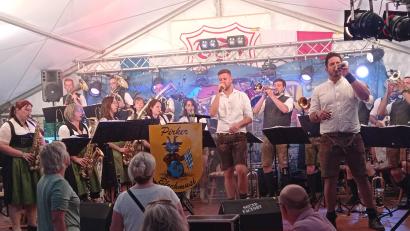Bild: Oswald Zintl
Ein Garant für beste Stimmung im Festzelt am Montagabend ist der Auftritt der Pirker Blechmusi.