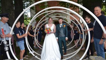 Bild: Peter Garreiss
Julia Hierold und Christian Wolf feierten Hochzeit. Pfarrer Klösel traute das Paar.