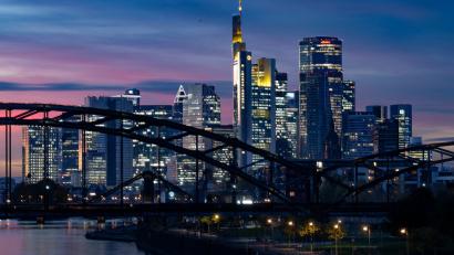 Bild: Boris Roessler/dpa
Banken-Skyline in Frankfurt: Die Finanzbranche dringt auf weniger Vorschriften. (Symbolbild)