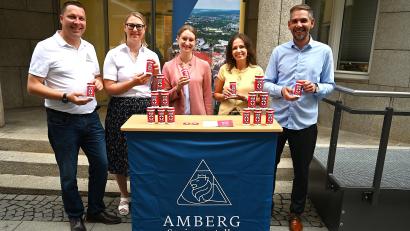 Bild: Simon Hauck, Stadt Amberg 
Vorstellung der Notfalldose vor dem Bürgerbüro der Stadt Amberg (von links): Martin Schafbauer (Leiter des Bürgerbüros), Susanne Augustin (Sozialreferentin der Stadt Amberg), Sabrina Liermann (Seniorenstelle), Liana Koloda (Seniorenstelle) und Oberbürgermeister Michael Fritz.