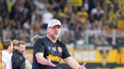 Bild: Sascha Janne
Jahn-Trainer Sascha Hildmann muss seine Mannschaft zum Saisonauftakt auf die Auswärtspartie bei Viktoria Köln einstellen.