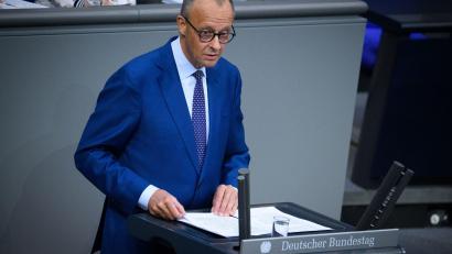 Bild: Bernd von Jutrczenka/dpa
„Wir haben zudem am Rande des Nato-Treffens in Ankara mit der amerikanischen Regierung vereinbart, dass amerikanische Tomahawk-Raketen von uns erworben und in Deutschland stationiert werden“, sagte der Kanzler.