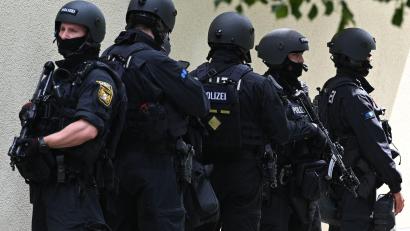 Bild: Lennart Preiss/dpa
Die Polizei sprach von einer Amoklage.