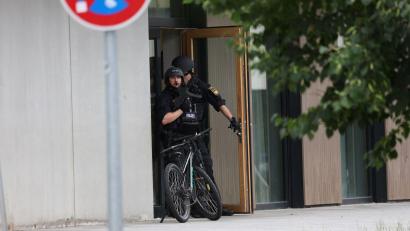 Bild: Karl-Josef Hildenbrand/dpa
Spezialkräfte der Polizei am Gymnasium in Schongau.