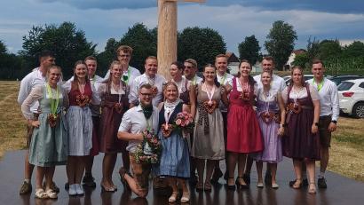 Bild: Niggi Kunze
Das Austanzen des Kirwabaumes endete mit der Kür von Stefanie Wunschel und Alexander Braun (beide kniend) zum Ober-Kirwapaar. Auf Initiative von Brauns Papa Sepp tanzten 2008 nach 60-jähriger Pause erstmals wieder Weiherer Kirwapaare den Kirwabaum aus.