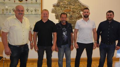 Bild: Josef Rosner
Zur Verschwiegenheit verpflichtet wurden die neuen Ortssprecher der Gemeinde Leonberg. Im Bild (von links) Bürgermeister Johann Burger, die Ortssprecher Harald Teubner, Johann Ockl, Michael Bayer und Zweiter Bürgermeister Josef Weiß.