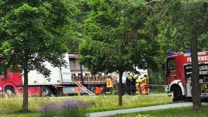 Bild: Jürgen Masching
Ein mit Munition beladener Lkw rutschte auf der B 299 in den Graben. Die Bergung dauerte fast den ganzen Tag. Auch die Gefahrgut-Experten von der Verkehrspolizei Amberg waren vor Ort.