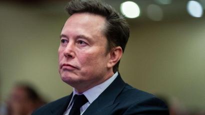 Bild: Allison Robbert/AFP Pool via AP/dpa
Der Rechtsstreit um die Übernahme von Twitter ging für Elon Musk mit einem fragwürdigen Vergleich aus. (Archivbild)