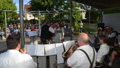 Bild: Elisabeth Dobmayer
Rudi Salomon und Max Hochwarth aus Eslarn (Flügelhorn), Felix Griesbach (Trompete und Leiter), Robert Kraus aus Oberviechtach (Tenorhorn), Manuela Grünauer (Bariton), Hannah Griesbach (Bariton und Gesang), Hans-Peter Reil (Posaune, Gesang und Moderation), Georg Kleber (Tuba), Richard Wagner (Akkordeon) und Josef Pflaum sen. (Schlagzeug) sind die Gruppe "Blech G'misch".