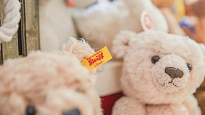 Bild: Jason Tschepljakow/dpa
Omnipräsent in vielen Kinderzimmern: die Plüschbären mit Knopf im Ohr. (Archivbild)