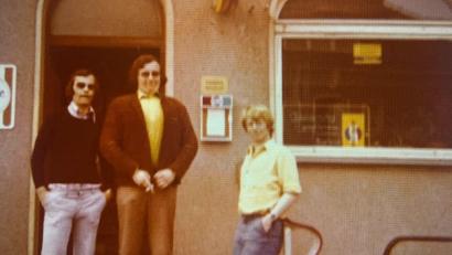 Bild: Erich Ehbauer
1974 vor der Sportwirtschaft: Hier war der Treffpunkt für das Dreifaltigkeitsviertel und darüber hinaus. Von links Gerd Schelenz, Erich Ehbauer und Horst Busch.