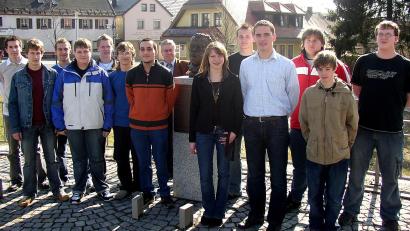 Bild: Bertram Nold
Das gewählte Gremium 2005. Einige der damaligen Jugendgemeinderäte sind heute auch im Gemeinderat vertreten, so Michael Brucker (links) und Chris Pürner (Fünfter von links).