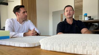 Bild: Andreas Ascherl 
Bei der Weserland-Sitzsysteme GmbH in Theuern, einer Tochter der Metz Group, herrscht Aufbruchsstimmung. Mit-Geschäftsleiter Manfred Götz (rechts) und Entwickler Andreas Hammerl erklären, wie ein innovatives Sitzkissen für Rollstuhlfahrer entstanden ist.