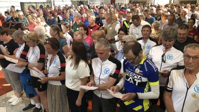 Archivbild: Werner Robl
Im Fahrraddress ins Gotteshaus: Die Wallfahrtskirche ist stets restlos gefüllt. Die Sternfahrt nach Fuchsmühl ist eine Erfolgsgeschichte.