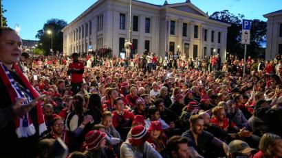 Bild: Terje Bendiksby/NTB/dpa
So wie hier beim Achtelfinale wird es wohl auch am Samstag wieder in der Innenstadt von Oslo aussehen. (Archivbild)