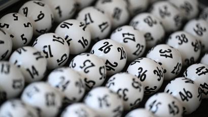 Bild: Arne Dedert/dpa
Die Staatliche Lotterie- und Spielbankverwaltung erzielte im ersten Halbjahr einen Umsatz von 641,8 Millionen Euro. (Symbolbild)