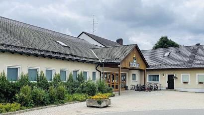 Bild: Gerhard Krones
Die Grundschule in Freihung geht besseren Zeiten entgegen. Die Sanierung des in die Jahre gekommenen Gebäudes wird in Angriff genommen.