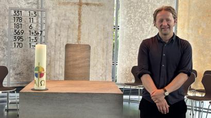 Bild: san
Pfarrer Bernd Schindler im Martin-Schalling-Haus in Kümmersbruck, seiner bisherigen Wirkungsstätte als evangelischer Pfarrer. Nach 16 Jahren verlässt er jetzt die Amberger Paulanergemeinde und unterrichtet künftig an Gymnasien Religion.
