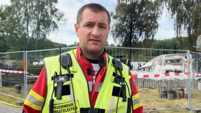 Bild: Gabi Schönberger
Florian Burkhardt leitete den Feuerwehreinsatz auf dem Campingplatz am Rußweiher. Für den 31-jährigen Eschenbacher war es der erste Großbrand als Einsatzleiter.