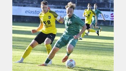 Bild: Hubert Ziegler
Ein letzter Test: Nach dem Probelauf gegen Landesligisten FC Amberg folgt für Leon Kipry (rechts) und die DJK Gebenbach ein besonderes Schmankerl mit Regionalligist DJK Vilzing.