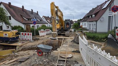 Bild: Tobias Gräf
In der Czeikestraße wird seit Wochen der Kanal erneuert und vergrößert. Glasfaser wird hier auch gleich mit verlegt – aber erst, wenn die Kanalarbeiten abgeschlossen sind.