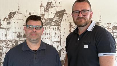 Bild: Joachim Gebhardt
Stabwechsel in der CSU Sulzbach-Rosenberg: Patrick Fröhlich (rechts) hört nach 13 Jahren als Ortsverbandsvorsitzender auf und übergibt den Stab an Sven Mörk. Er bleibt der CSU aber in verschiedenen anderen Funktionen erhalten.