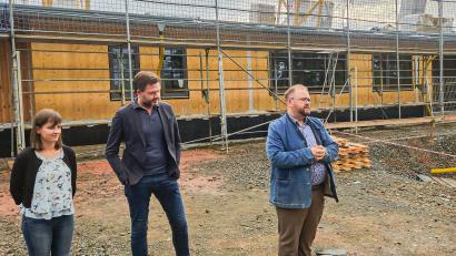 Bild: Carolin Böckl/Verwaltungsgem. Kemnath
Bauleiterin Anna-Lena Schott (links) und Architekt Bernd Detsch (Mitte) vom Büro Kupfergrau in Bayreuth führten den neuen Kastler Gemeinderat durch die Baustelle. Bürgermeister Hans Walter betonte die hervorragende Zusammenarbeit zwischen Planern und Verwaltung.
