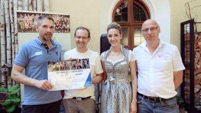 Bild: Mariana Honcharenko
Übergabe der Amberger Engagement-Aktie (von links) Oberbürgermeister Michael Fritz, kaufmännischer Vorstand der Wohnungsbau Siedlungswerk Werkvolk eG Wolfgang Erb, Leiterin der Freiwilligenagentur Elisabeth Triller sowie Teamleiter Wohnungsbau und Siedlungswerk Werkvolk eG Torsten Wolf.