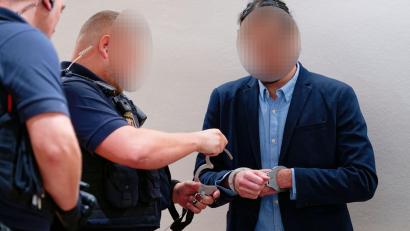 Bild: Uwe Anspach/dpa
Der Angeklagte muss zehn Jahre in Haft