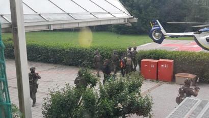Bild: Claudia Hagn, Landshuter Zeitung
Eine Spezialeinheit der Polizei bringt den 49-jährigen Inhaftierten vom Klinikum zurück in die Justizvollzugsanstalt in Landshut.