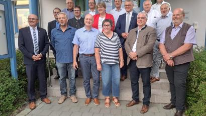Bild: Elfriede Weiß
Edmund Sukale (Dritter von links), Walter Schauer (mit Gattin, Mitte) und Mathias Schell (nicht im Bild) wurden von den Bürgermeistern der VG, Maximilian Beer (links), Michael Brandl (Zweiter von links), Markus Dauch (Fünfter von links) und Anita Forster verabschiedet.
