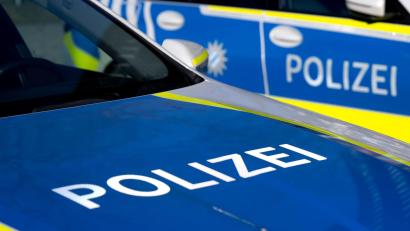 Bild: Sven Hoppe/dpa
Bei einer Wohnungsdurchsuchung findet die Polizei Hinweise nach dem Diebstahl in einem Unternehmen. (Symbolbild)