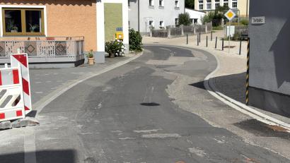 Bild: Joachim Gebhardt
Der Dorfplatz ist zwar neu gestaltet, doch die Straßenoberfläche muss dringend erneuert werden - das geschieht nächste Woche bis Freitag in Kürmreuth - deswegen die Vollsperrung.