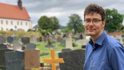 Bild: roa
Friedhofsamtsleiter Bernd Müller steht auf dem Katharinenfriedhof auf dem Areal, das nach einem Stadtratsbeschluss aus dem Jahr 2011 aufgelöst werden soll.