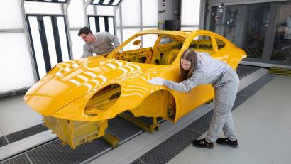 Bild: Marijan Murat/dpa
Von Januar bis Juni hat Porsche erneut weniger Fahrzeuge verkauft. (Archivbild)