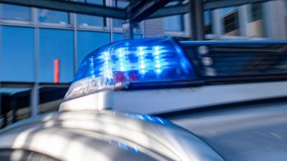 Symbolbild: David Inderlied/dpa
Nach einem Lkw-Unfall ist die A 93 in Fahrtrichtung Regensburg derzeit gesperrt.