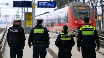 Bild: Robert Michael/dpa
Die Bundespolizei hat im vergangenen Jahr mehr Gewaltdelikte an Bahnhöfen und anderen Orten, wo sie für die Sicherheit zuständig ist, festgestellt. (Archivbild)