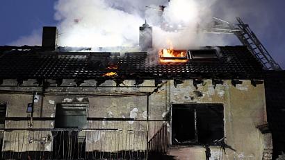Bild: Ralf Hettler/dpa
Dichter Rauch steigt empor.