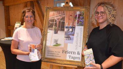 Bild: Josef Rosner
Michaela Günthner (links) und Melanie Wenisch gaben einen ausführlichen Bericht über den Schafferhof, das Theres-Neumann-Museum und den Tourismus in Konnersreuth.