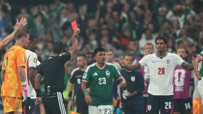 Bild: Silvia Izquierdo/AP/dpa
Muss zwei Spiele aussetzen: Englands Jarell Quansah (r).