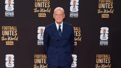 Bild: Julia Demaree Nikhinson/AP/dpa
Pierluigi Collina verteidigt die WM-Schiedsrichter. (Archivbild)