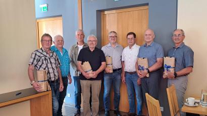 Bild: Elfriede Weiß
Verbandsvorsitzender Klaus Zeiser (Dritter von rechts) verabschiedete (von links) Herbert Wartha, Franz Mühlbauer, Walter Drexler, Johann Eckl, Dr. Christoph von Wenz, Walter Schauer und Werner Schäffer