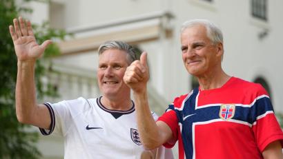 Bild: Alastair Grant/AP Pool/dpa
Der britische Premier Keir Starmer (l) hat für den Fall eines Finalsiegs der Engländer Hoffnungen auf einen extra Feiertag gemacht. (Archivfoto)