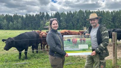 Bild: AELF Tirschenreuth-Weiden 
Anna Häfner vom AELF Tirschenreuth-Weiden und Thomas Rosner präsentieren das neue Schild.