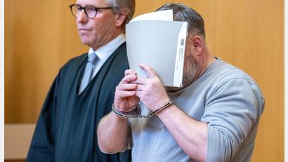Bild: Armin Weigel/dpa
Der 45 Jahre Angeklagte verbirgt im Gerichtssaal sein Gesicht.