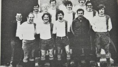 Bild: SV Pfrentsch/exb
Diese Fußballer bestritten das erste Verbandsspiel in der C-Klasse. In der ersten Reihe von links nach rechts: Theo Grötsch, Rudi Eschenbecher, Siegfried Preßl, Josef Rauch und Hans Preßl. In der zweiten Reihe von links nach rechts: Hans Preßl, Manfred Scholz, Georg Bauer, Gerhard Voit, Josef Hierold und Ewald Zetzl und in der dritten Reihe sind es Herbert Forster und Ewald Dengler.