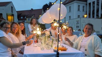 Bild: Paul Zrenner
Diese Tischrunde feierte das Dinner in Weiß in Waldsassen in der Dämmerung mit Wunderkerzen.